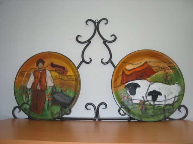 2 painted plates with rack